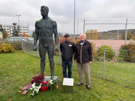 SPD Stadtrat D. Haupt (l.) und H. Beuthe (Ehrenstadtrat) neben der Skulptur von Werner Seelenbinder